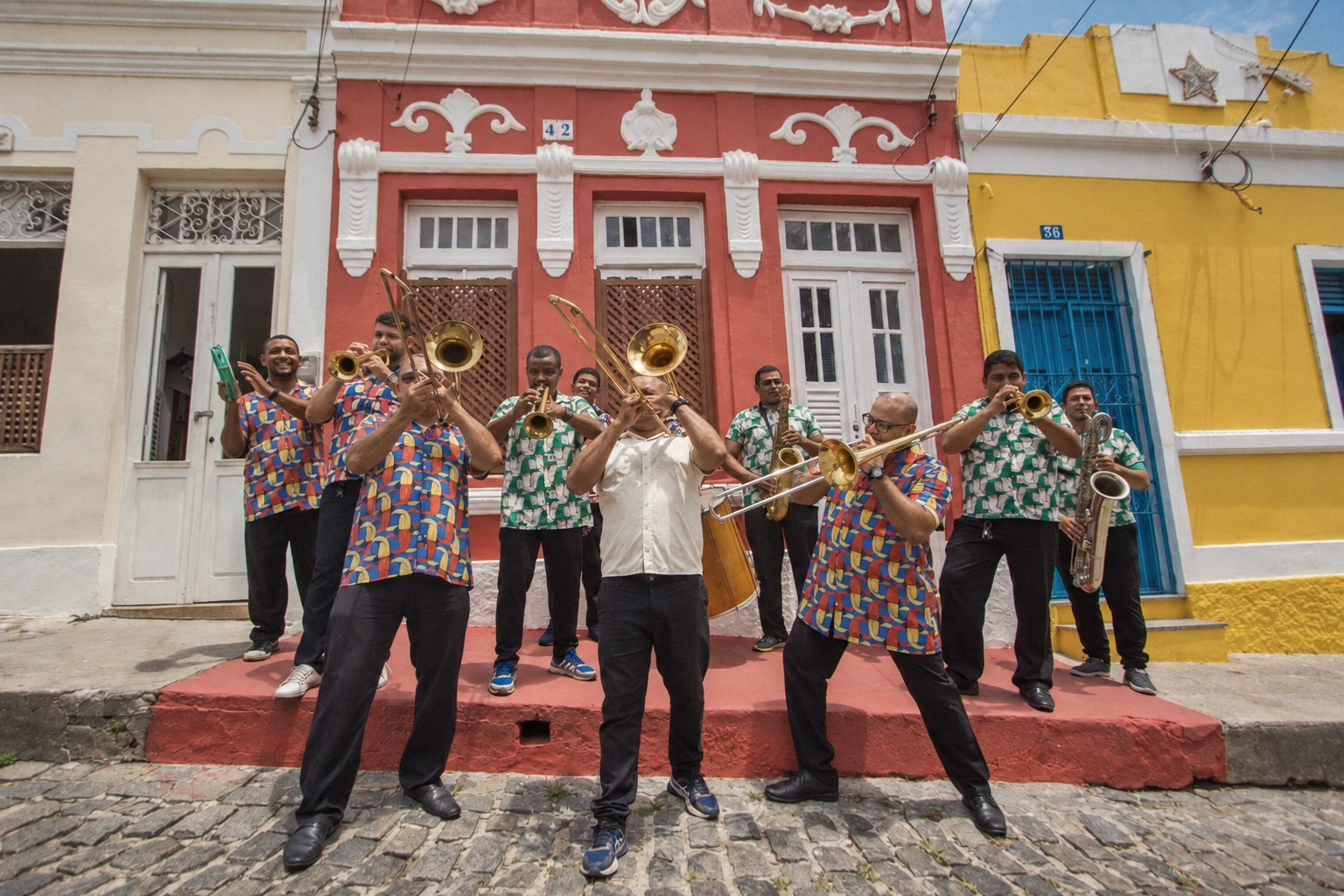 Orquestra de frevo diante das fachadas de Olinda