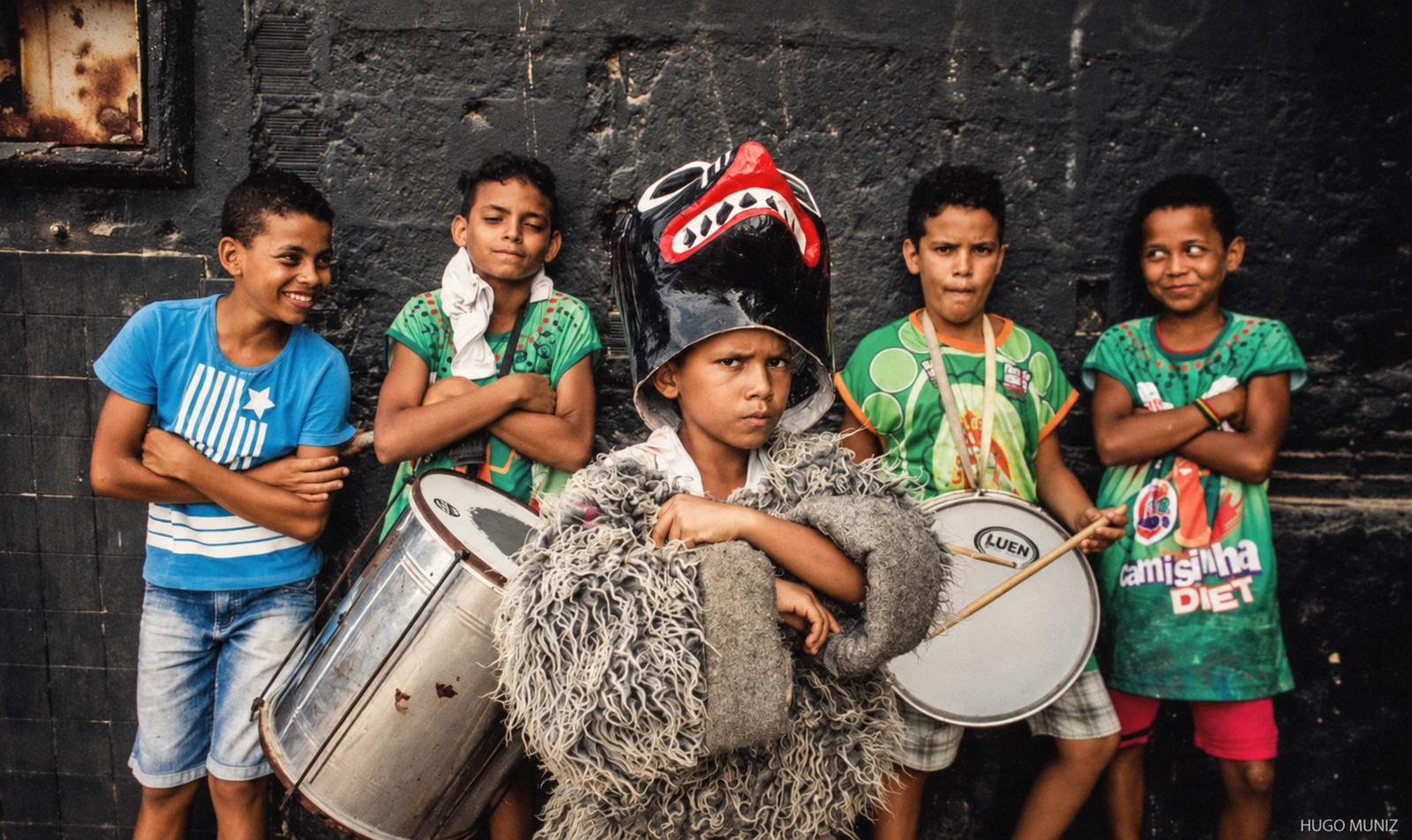 Crianças com fantasia de La Ursa e instrumentos; fotografia de Hugo Muniz