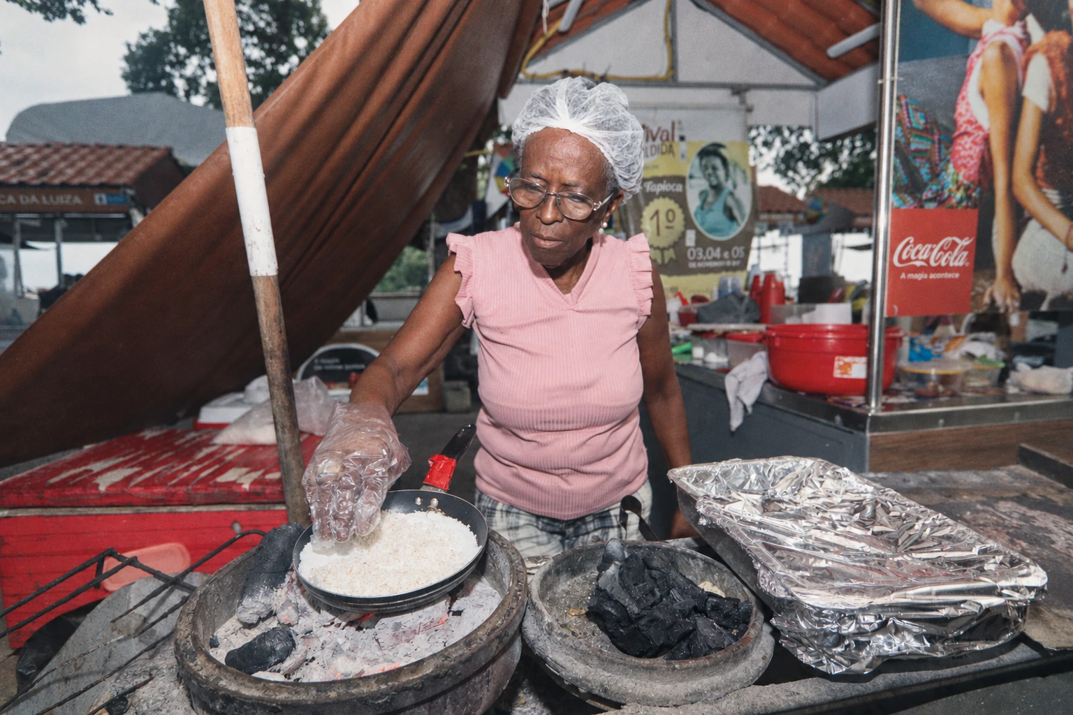 Senhora preparando tapioca em uma barraca de Olinda